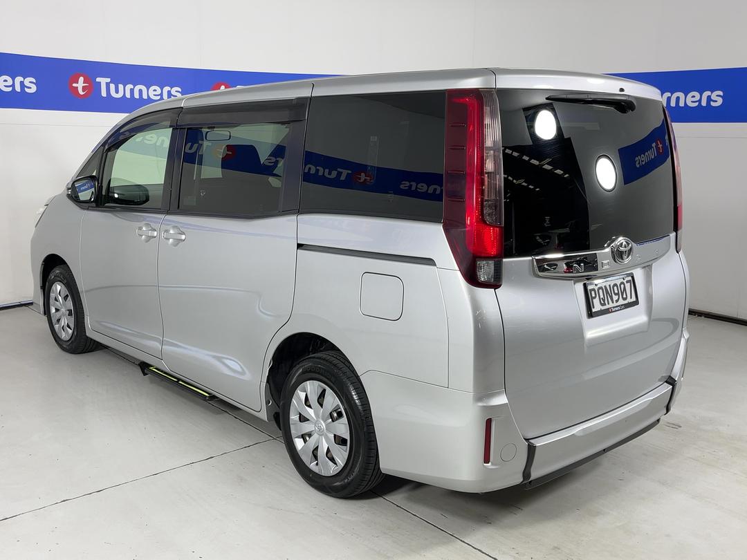 Photo '5' of Toyota Noah