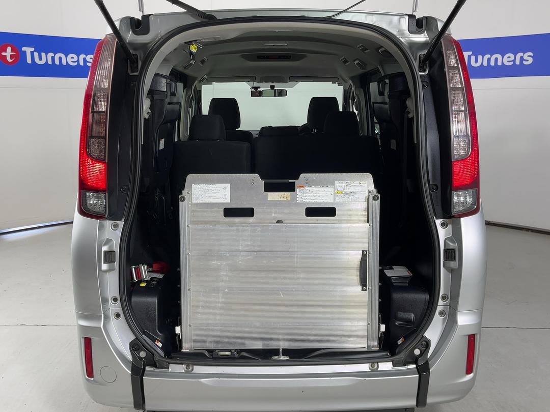 Photo '14' of Toyota Noah