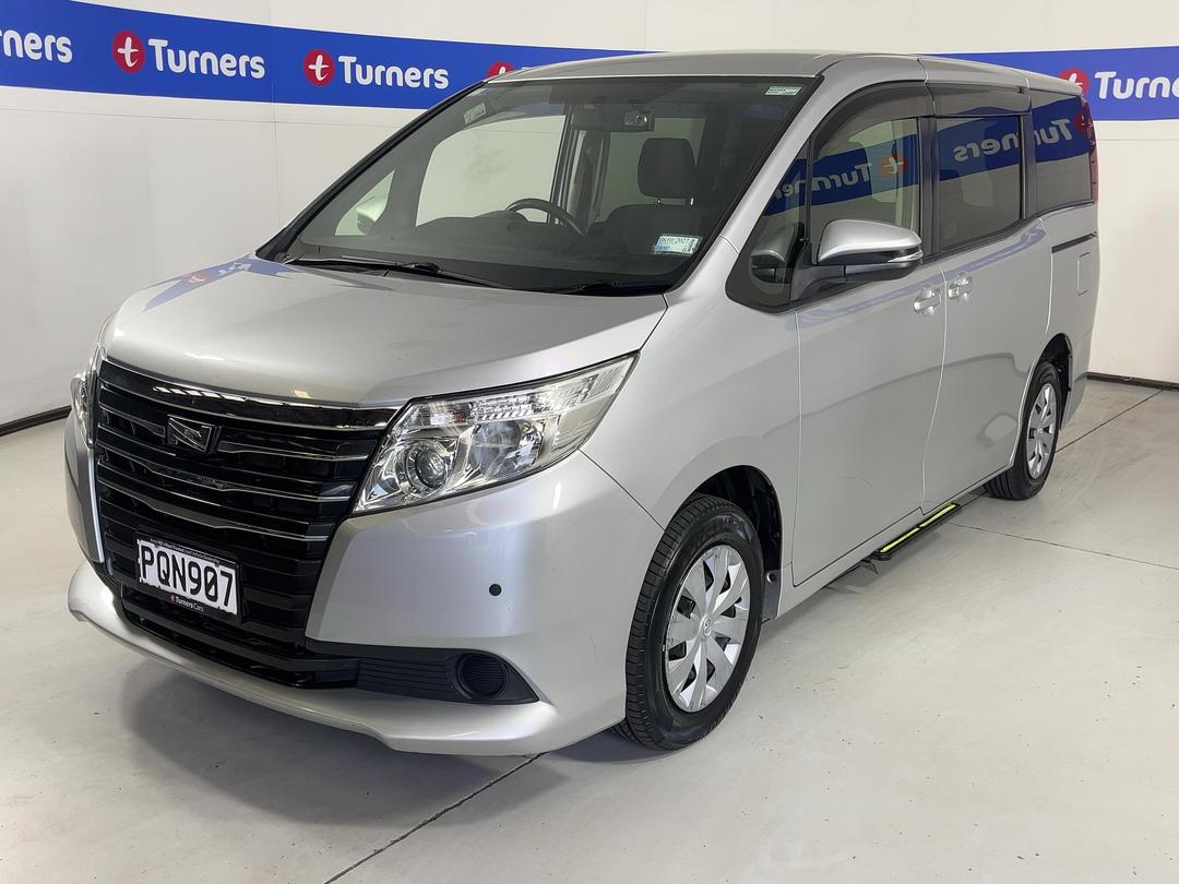 Photo '4' of Toyota Noah