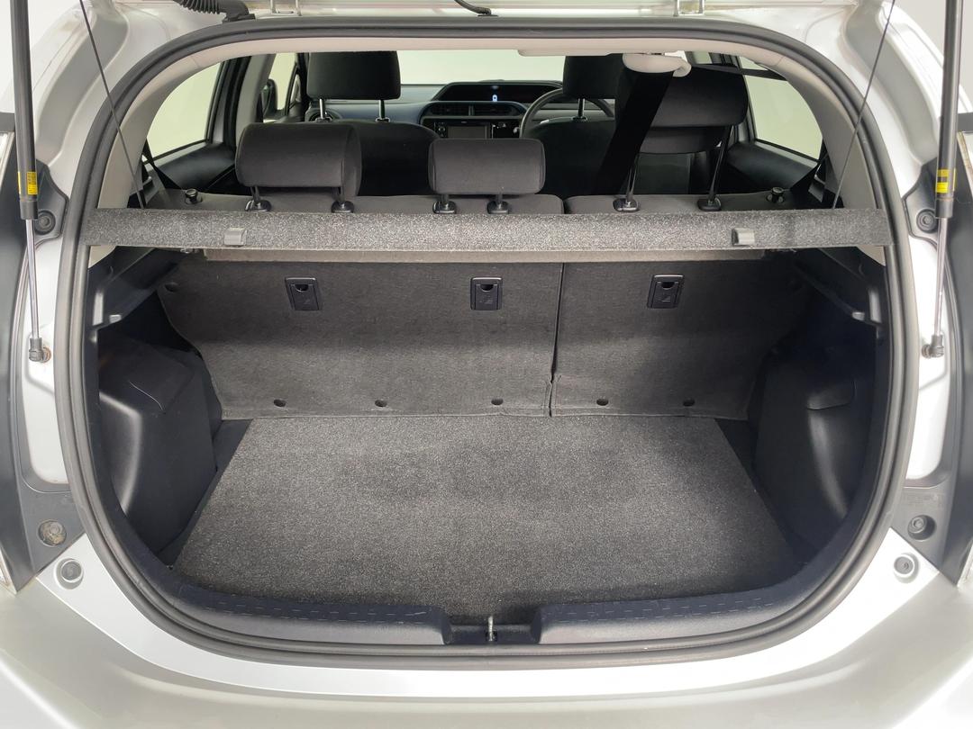 Photo '14' of Toyota Prius C