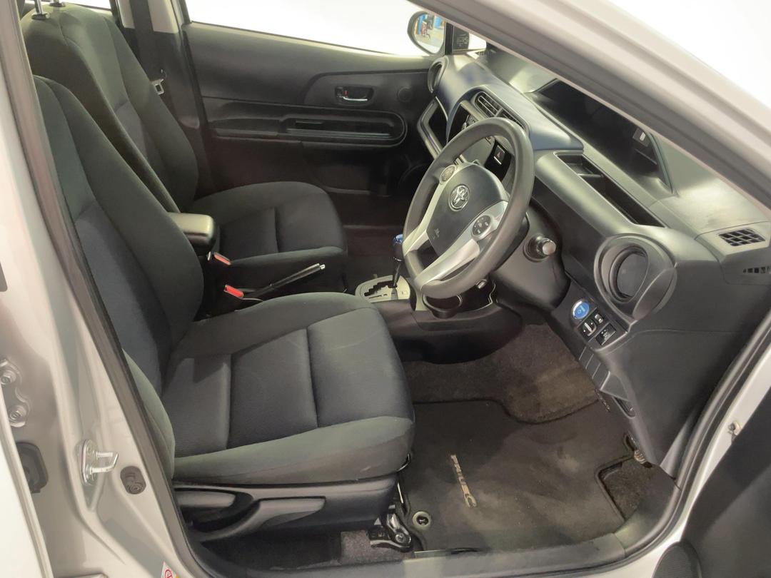 Photo '16' of Toyota Prius C