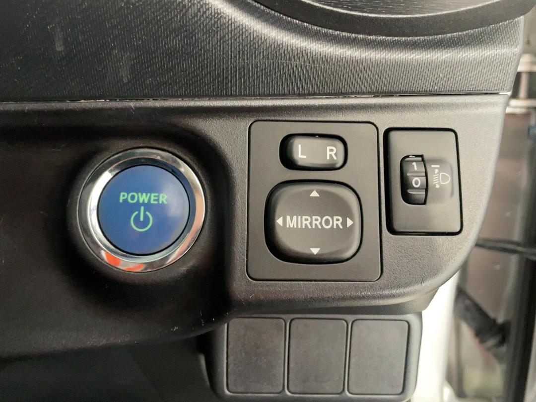 Photo '24' of Toyota Prius C