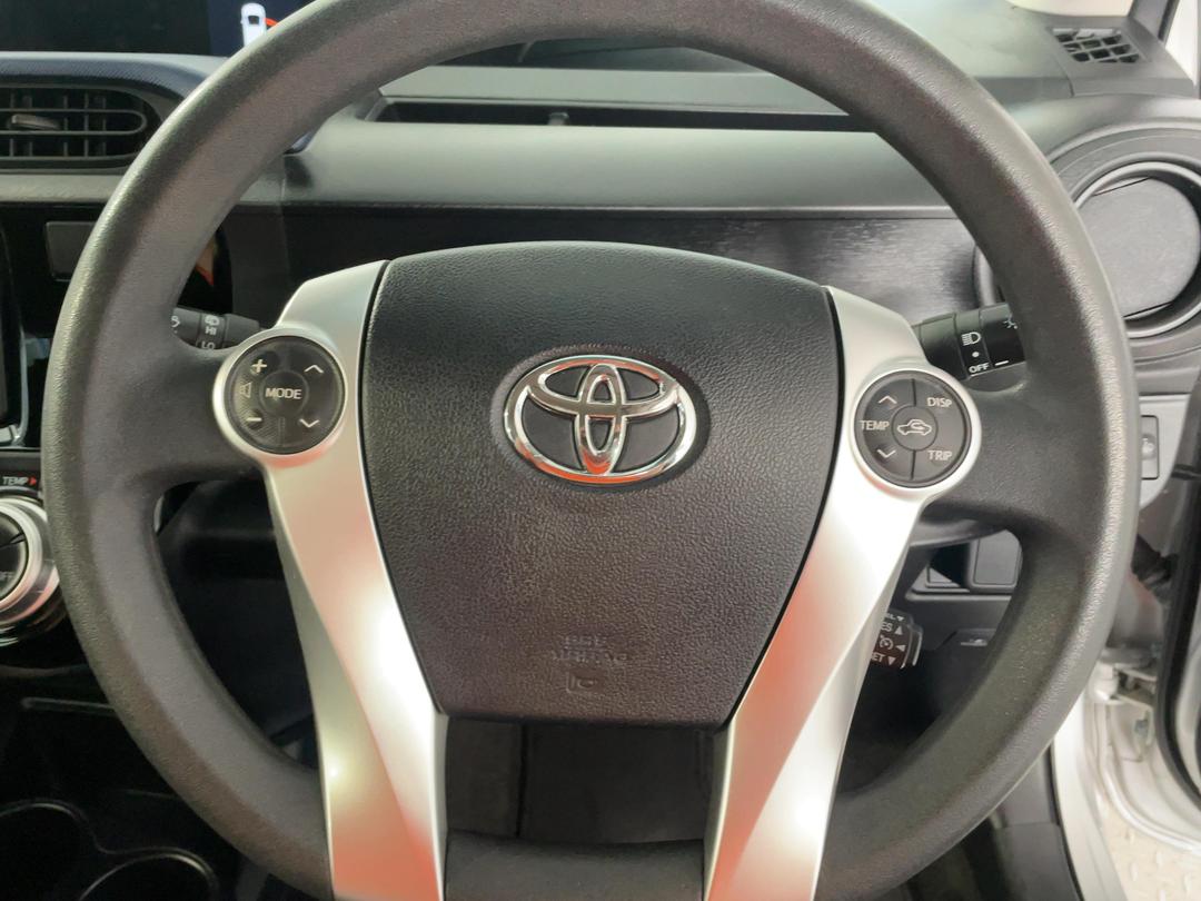 Photo '27' of Toyota Prius C