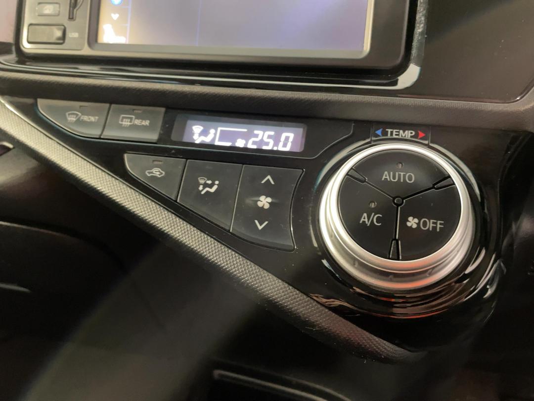 Photo '30' of Toyota Prius C