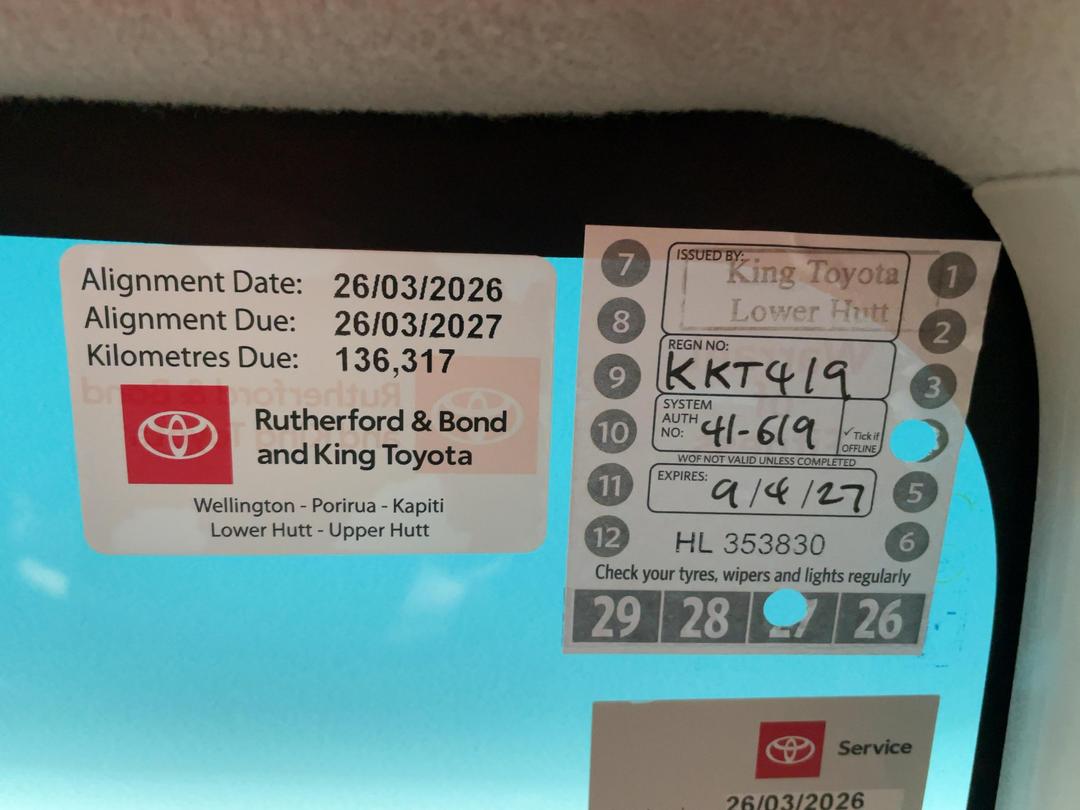 Photo '33' of Toyota Prius C