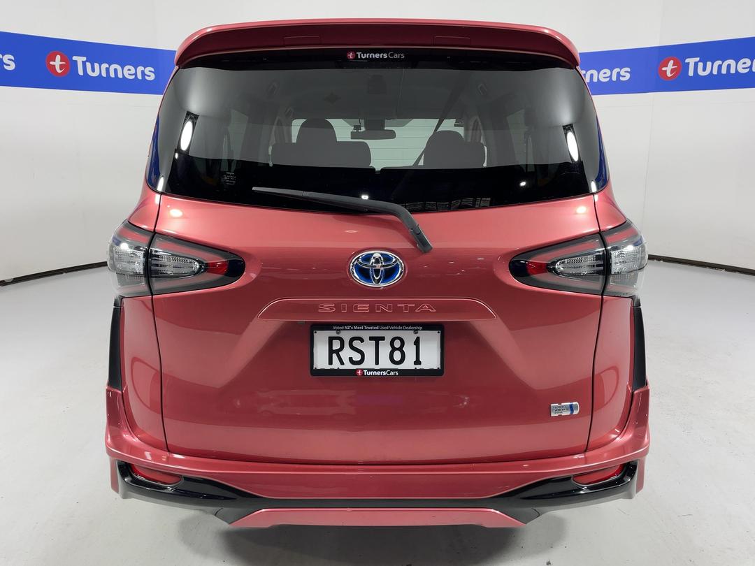 Photo '6' of Toyota Sienta