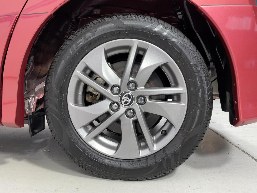 Photo '11' of Toyota Sienta