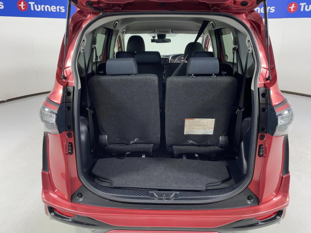 Photo '14' of Toyota Sienta