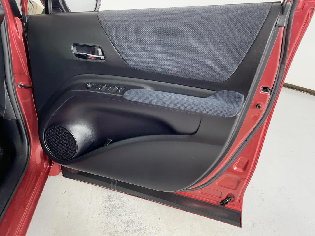 Photo '15' of Toyota Sienta