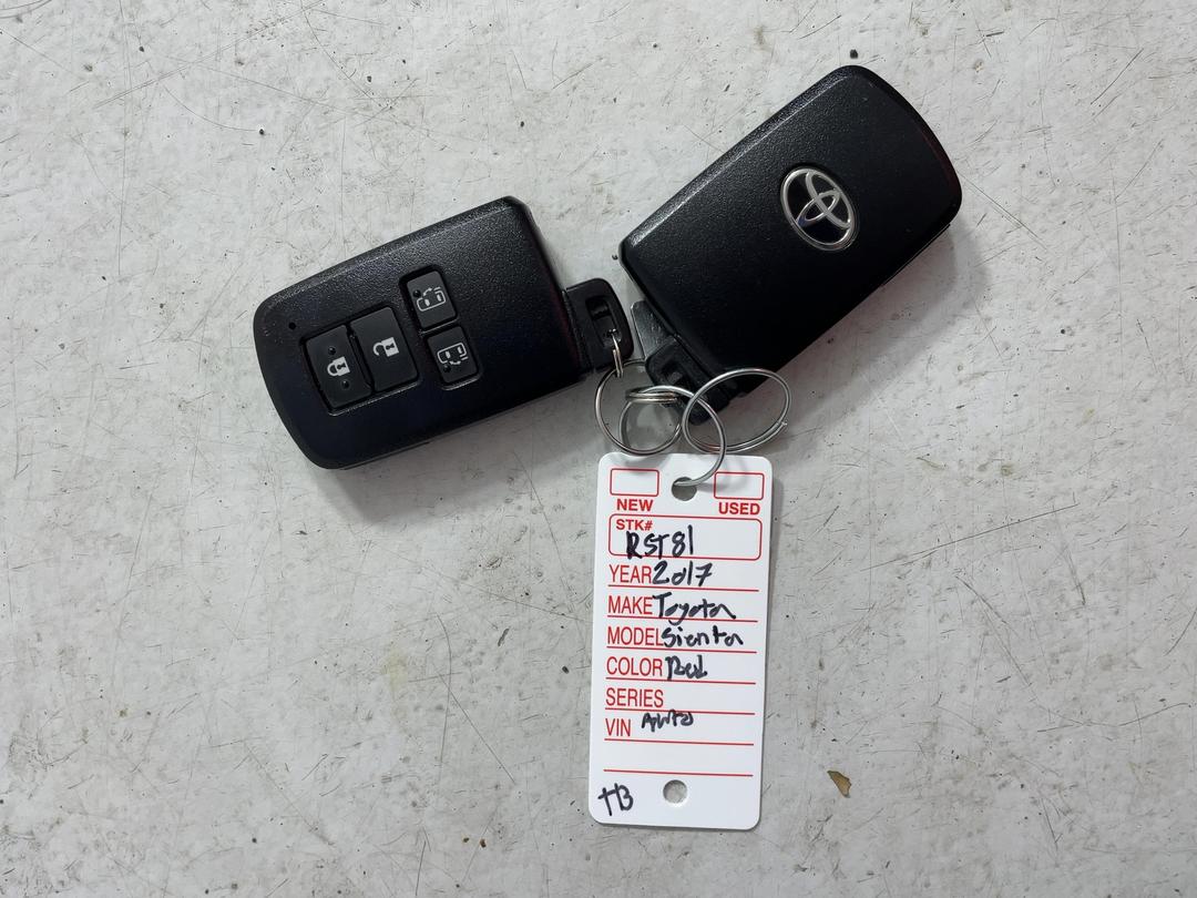 Photo '22' of Toyota Sienta