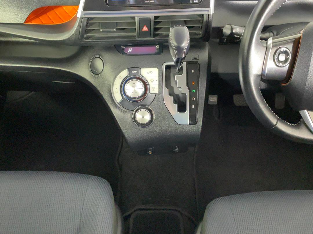 Photo '18' of Toyota Sienta