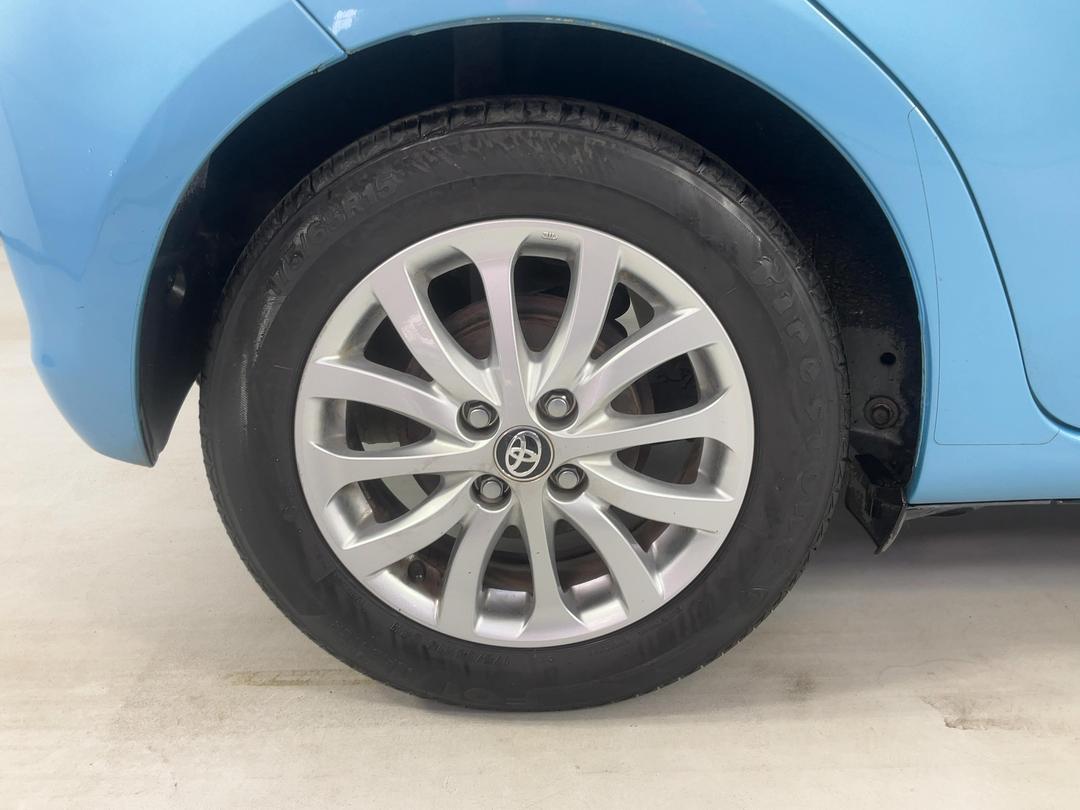 Photo '12' of Toyota Yaris