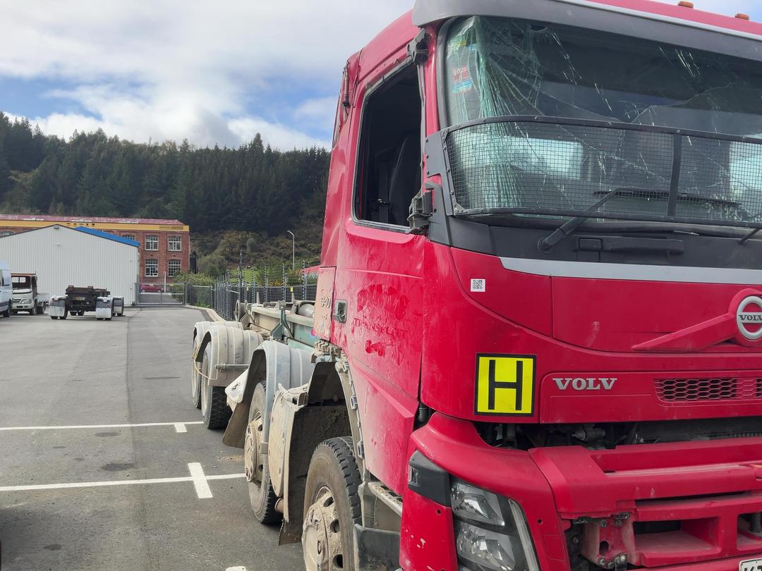 Photo '14' of Volvo FMX 540 SERIES 4 8X4R Horse Truck