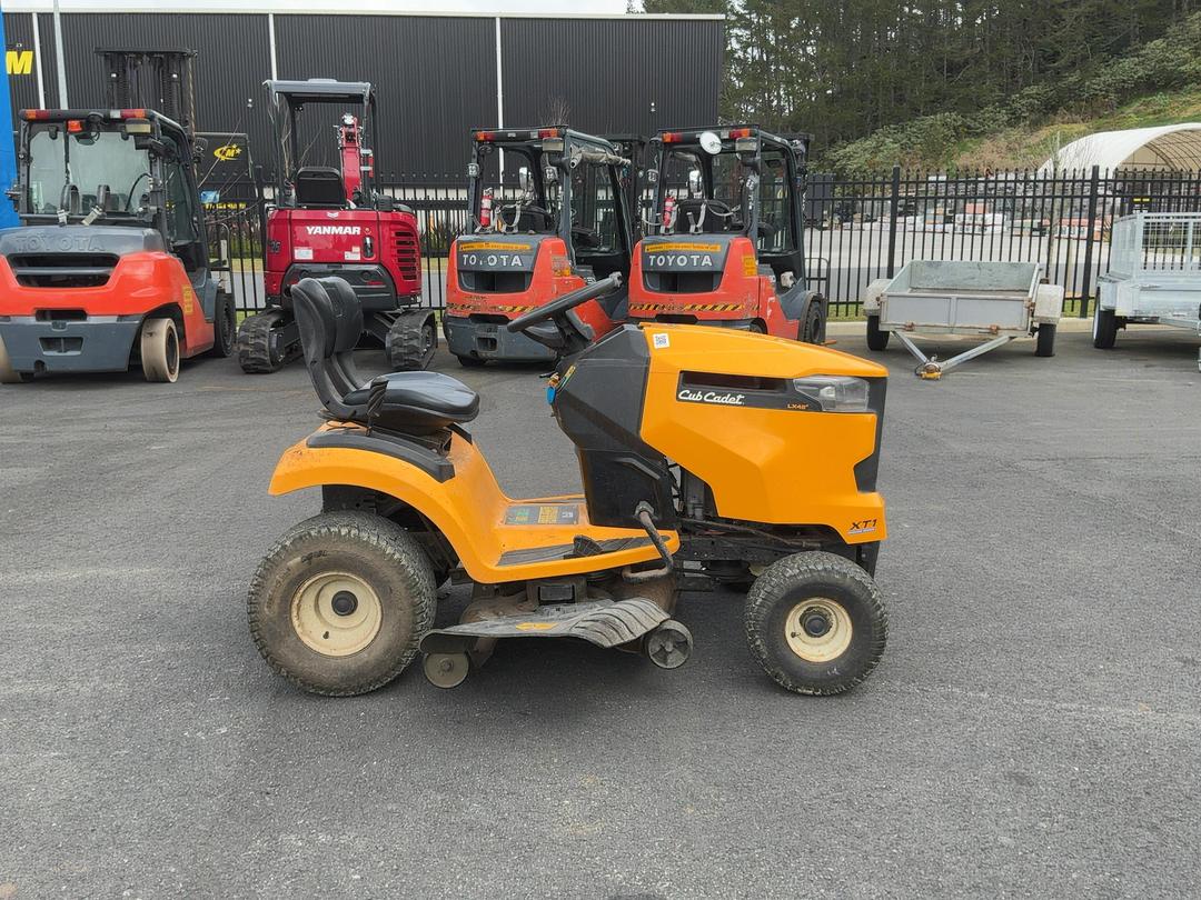 Photo '3' of Cub Cadet LX42" Mower
