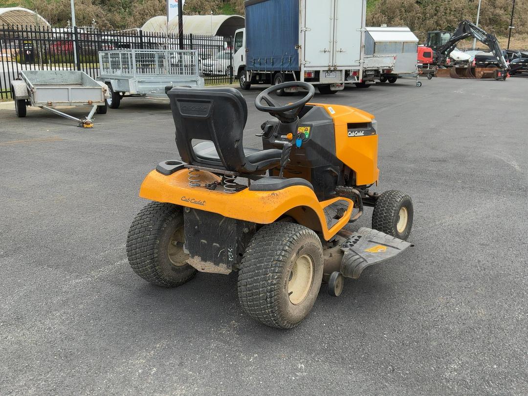 Photo '4' of Cub Cadet LX42" Mower