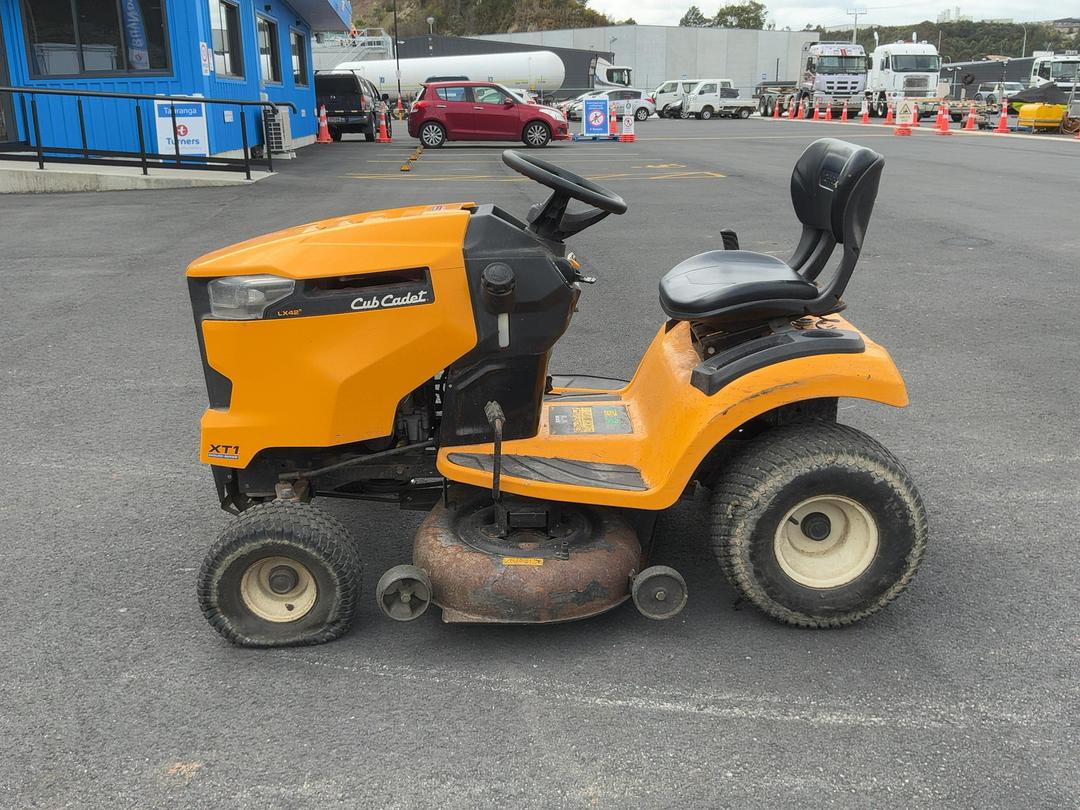 Photo '8' of Cub Cadet LX42" Mower