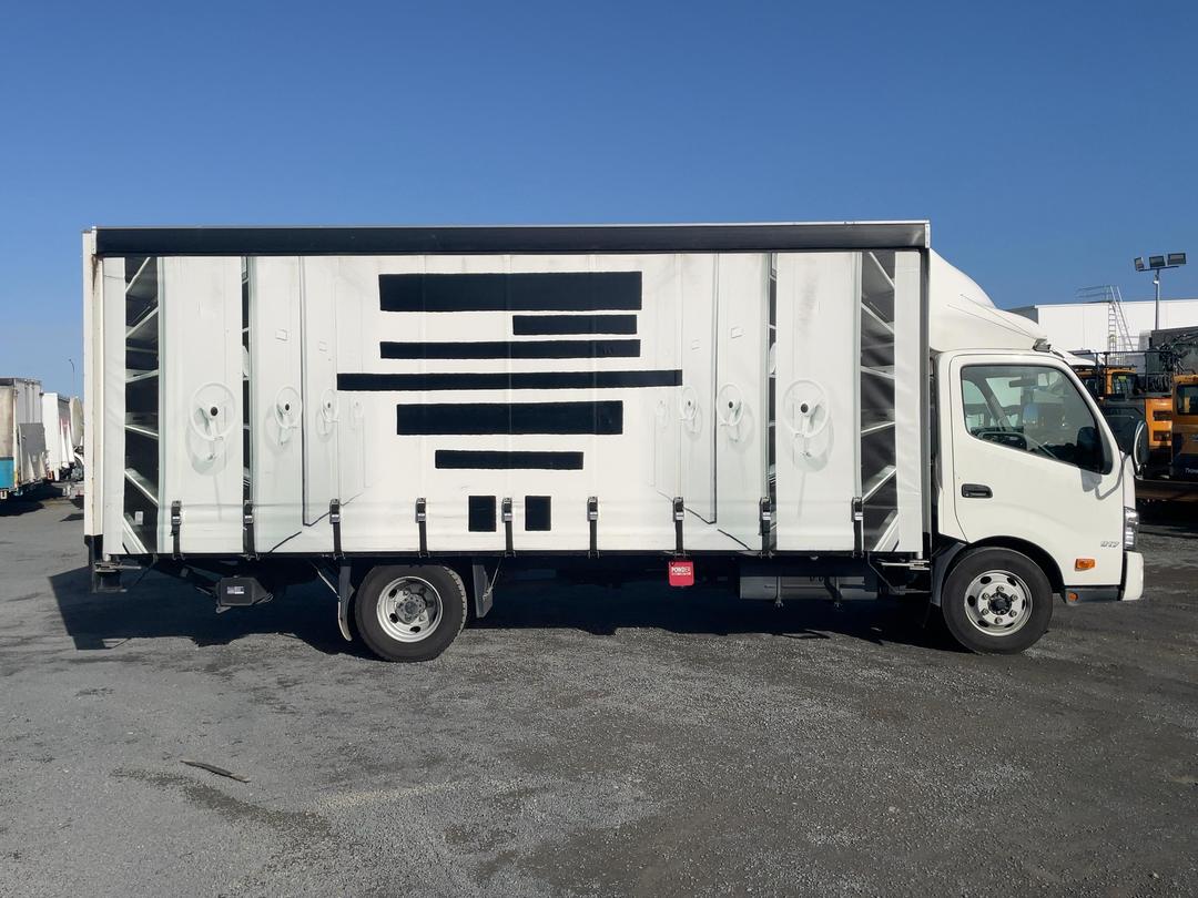 Photo '3' of Hino 300 XZU730R Curtainsider