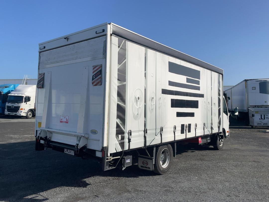 Photo '4' of Hino 300 XZU730R Curtainsider