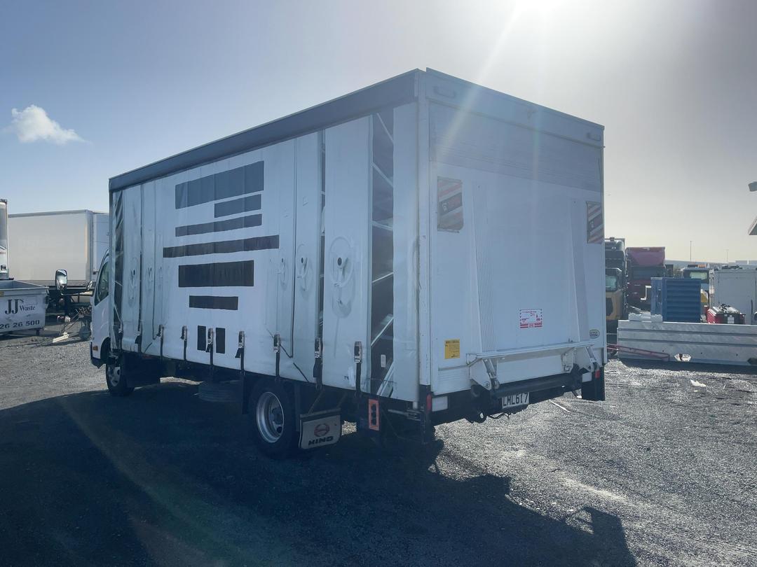 Photo '6' of Hino 300 XZU730R Curtainsider