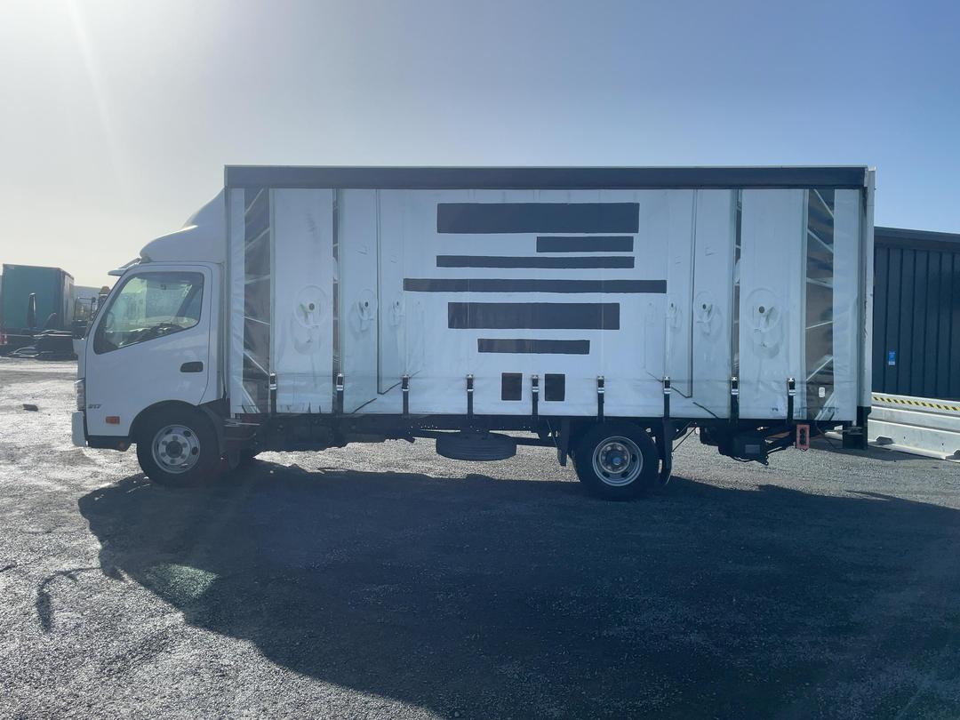 Photo '7' of Hino 300 XZU730R Curtainsider
