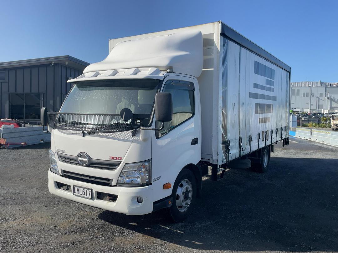 Photo '8' of Hino 300 XZU730R Curtainsider