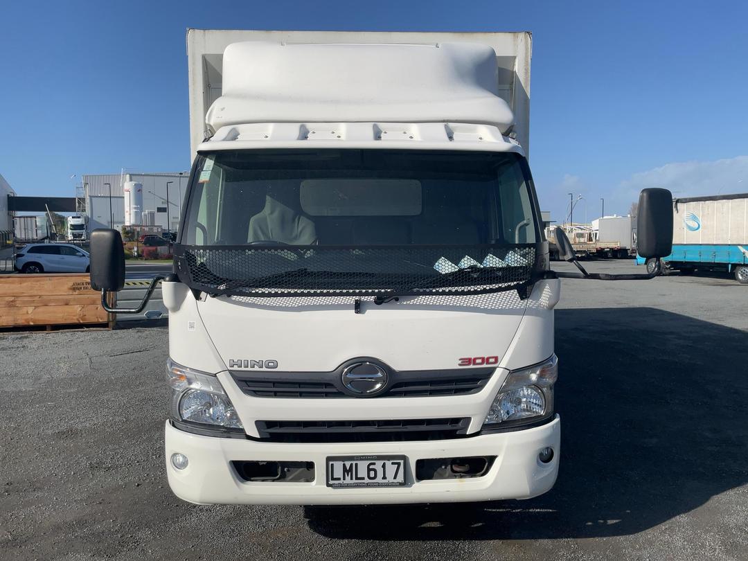 Photo '9' of Hino 300 XZU730R Curtainsider