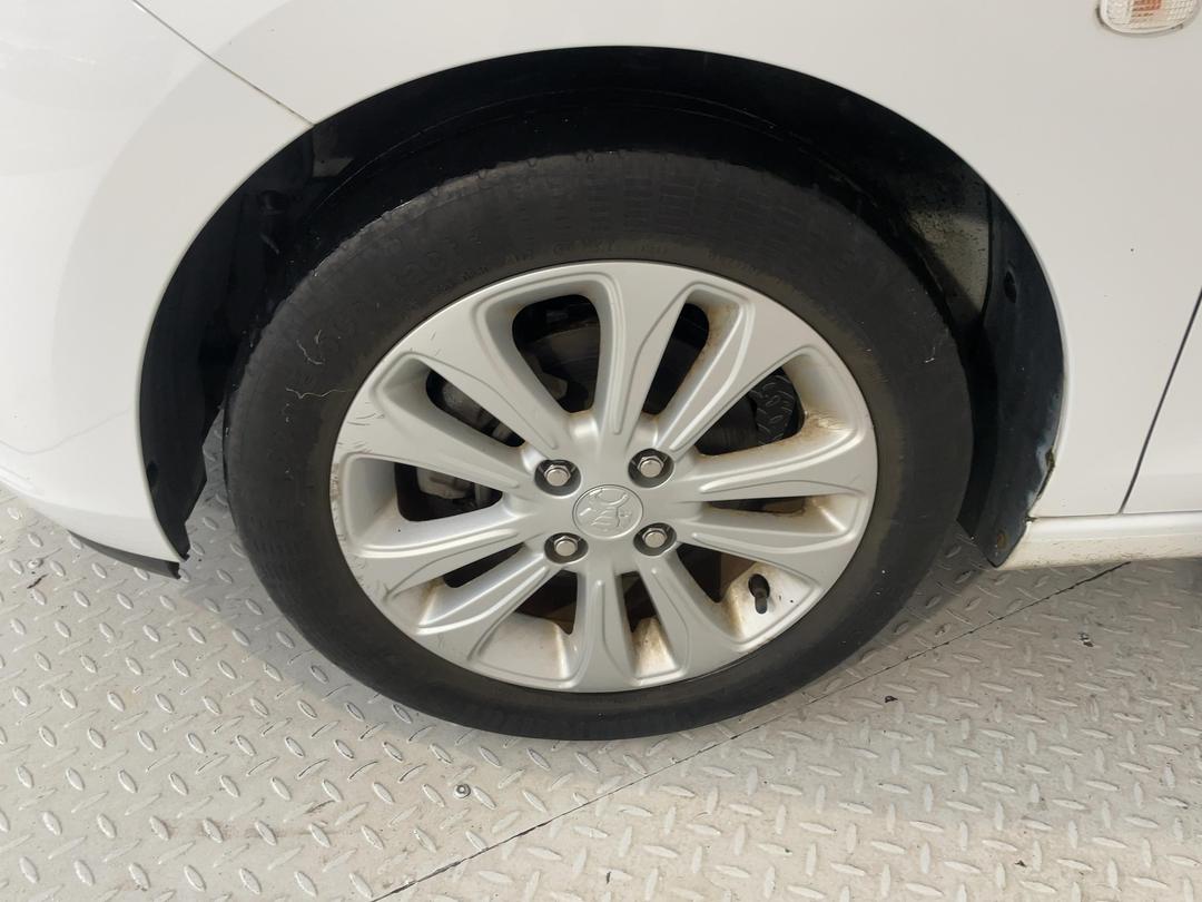 Photo '10' of Holden Spark