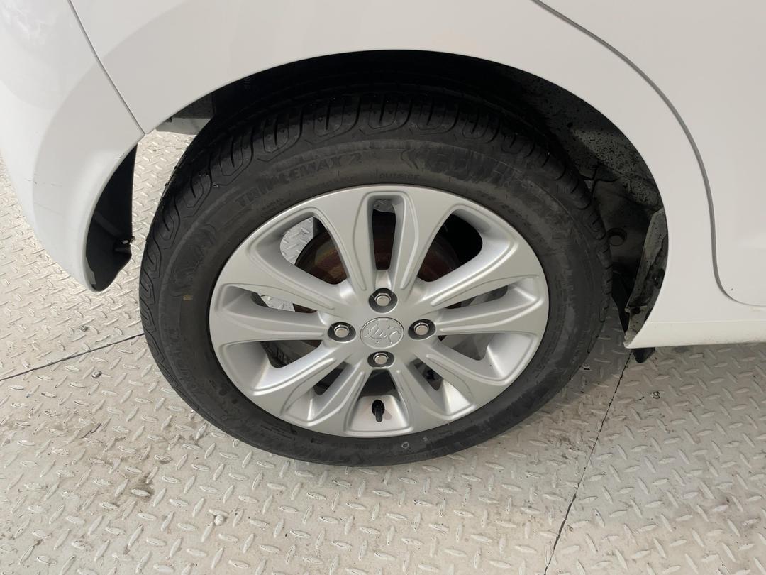 Photo '12' of Holden Spark