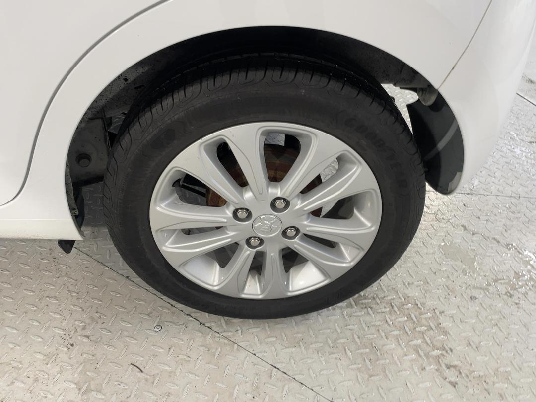 Photo '11' of Holden Spark
