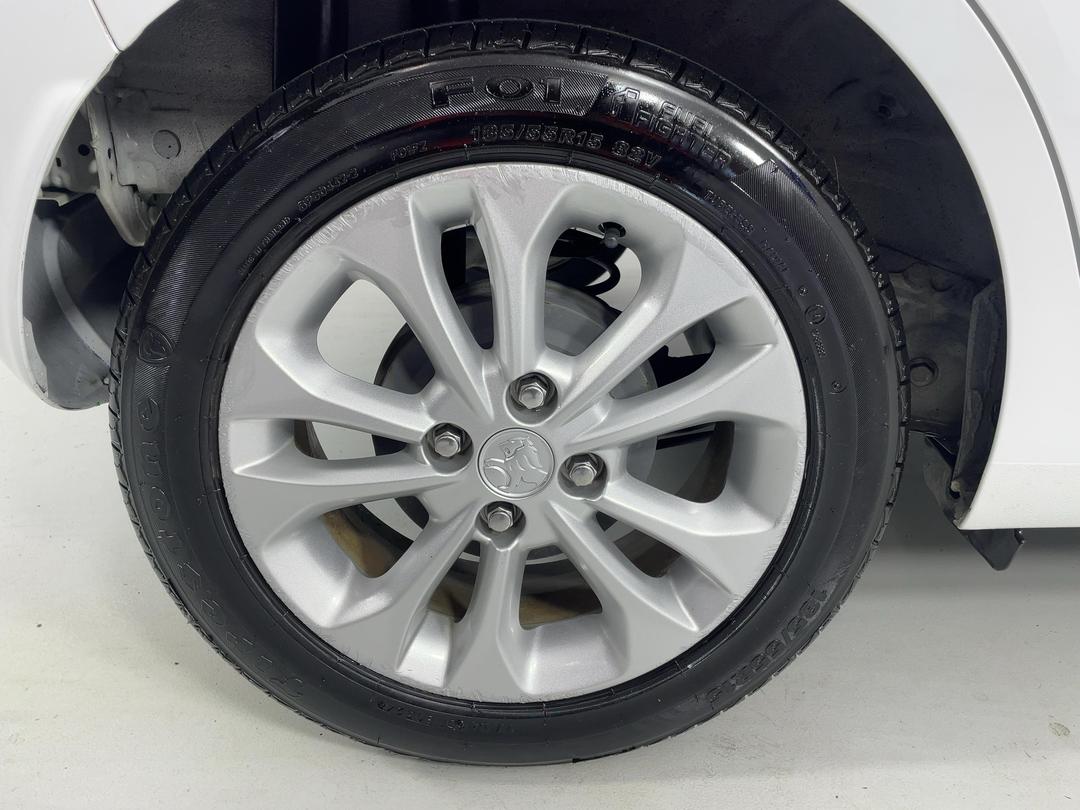 Photo '12' of Holden Spark