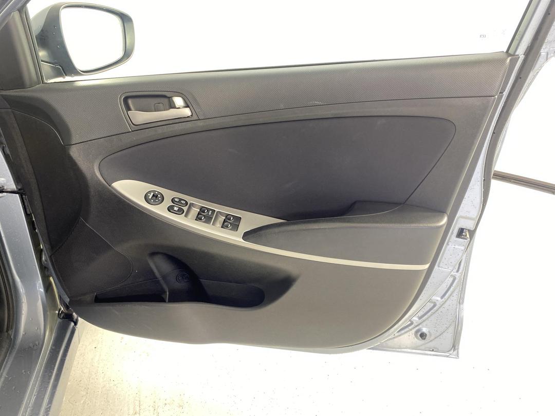 Photo '15' of Hyundai Accent