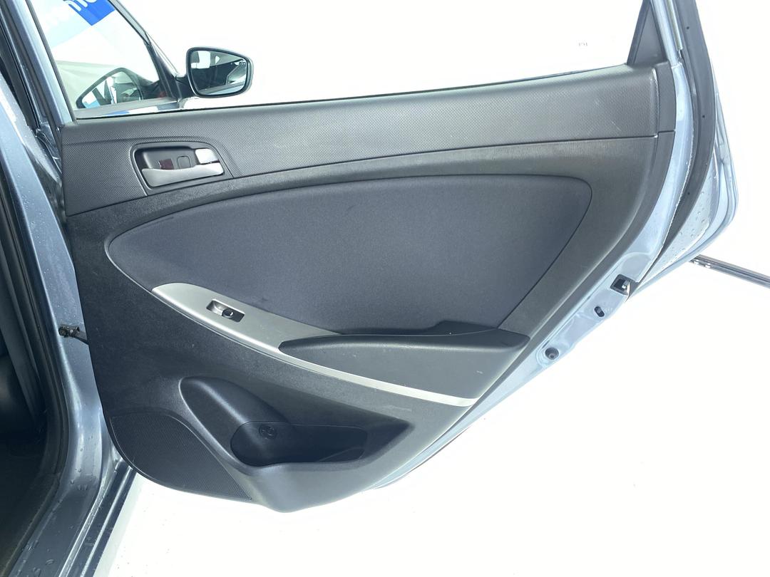 Photo '19' of Hyundai Accent