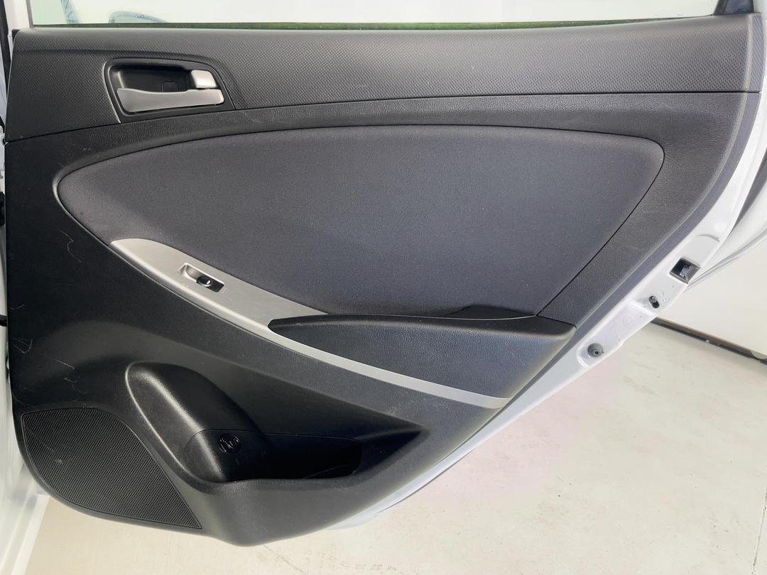 Photo '19' of Hyundai Accent