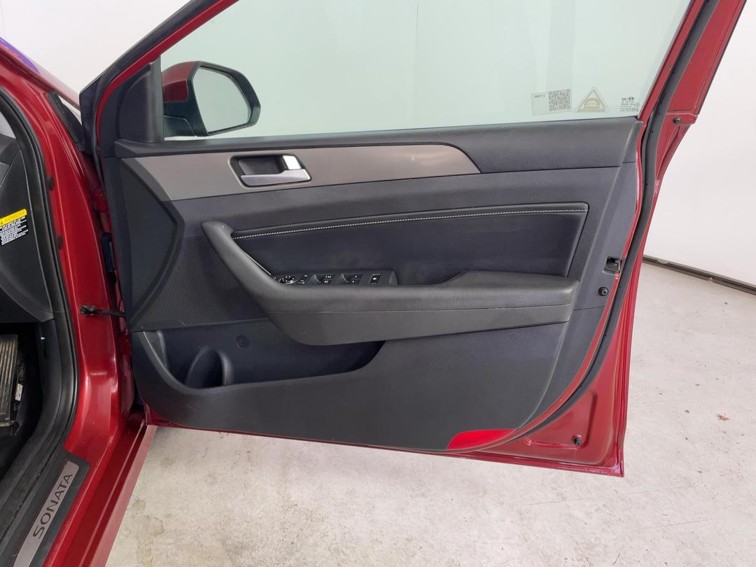 Photo '16' of Hyundai Sonata