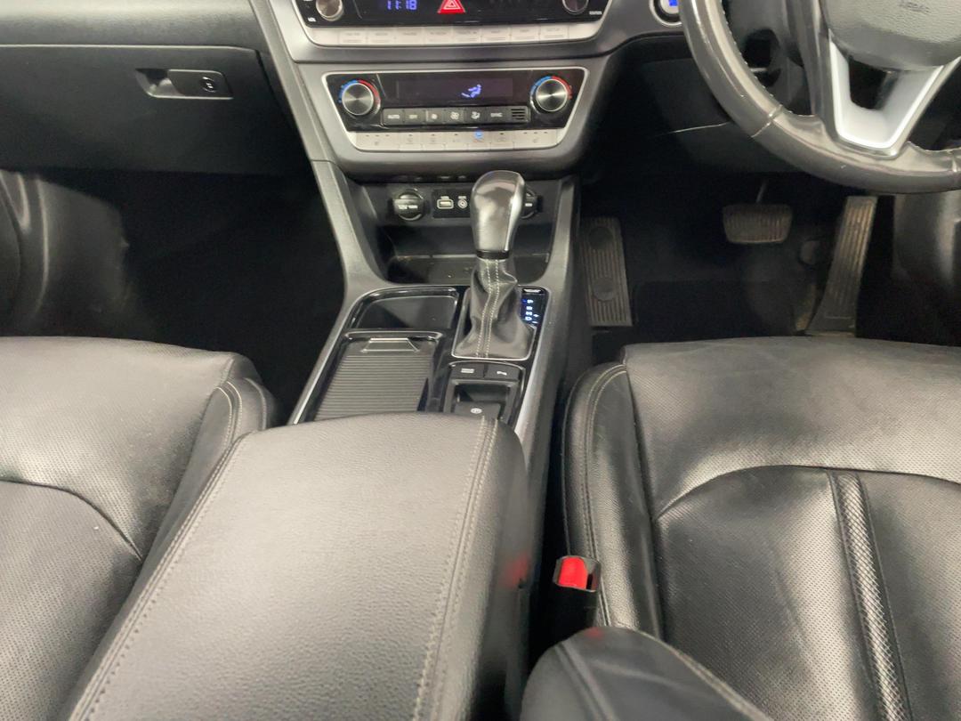 Photo '18' of Hyundai Sonata