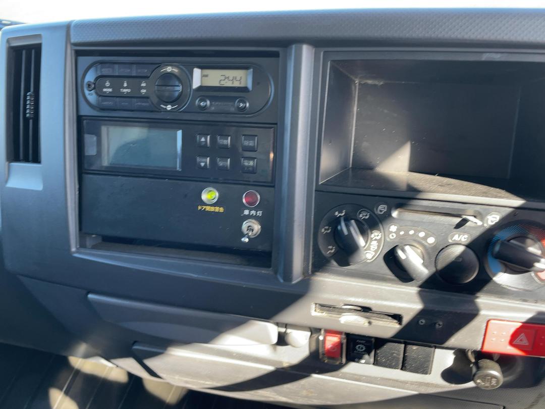 Photo '21' of Isuzu ELF Chiller