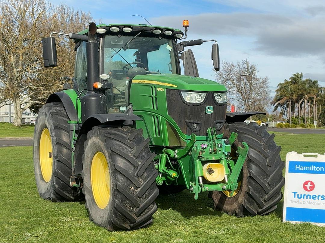 Photo '1' of John Deere 6230R Tractor