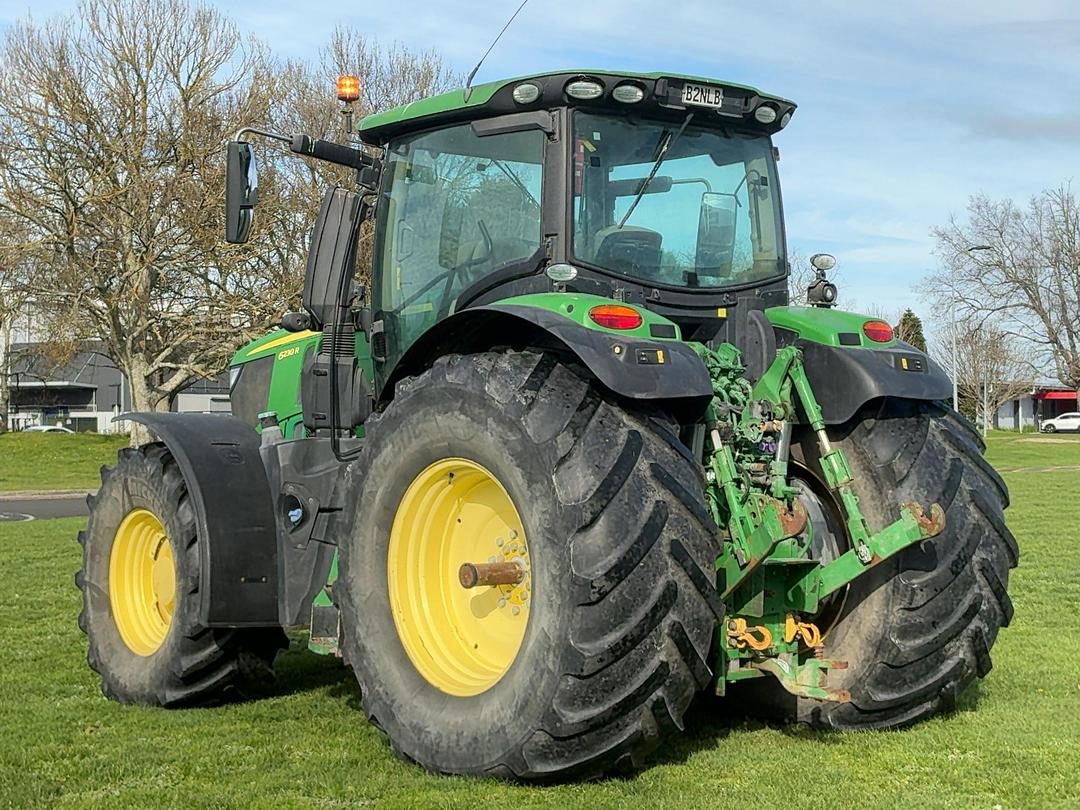 Photo '6' of John Deere 6230R Tractor