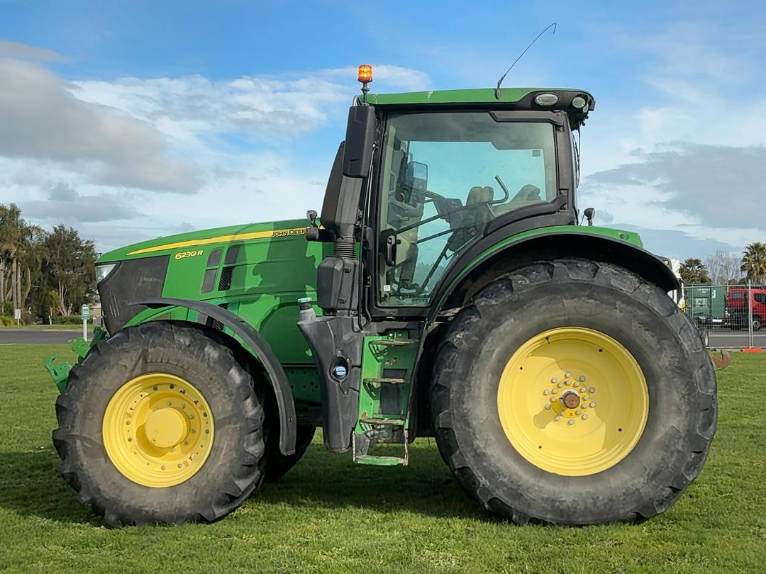 Photo '7' of John Deere 6230R Tractor