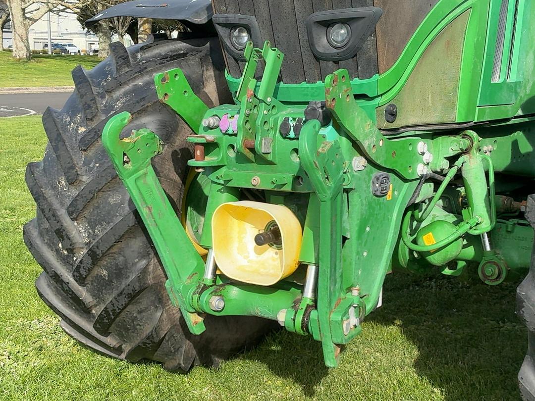 Photo '30' of John Deere 6230R Tractor