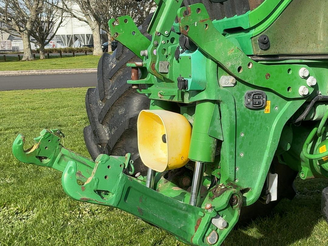 Photo '32' of John Deere 6230R Tractor