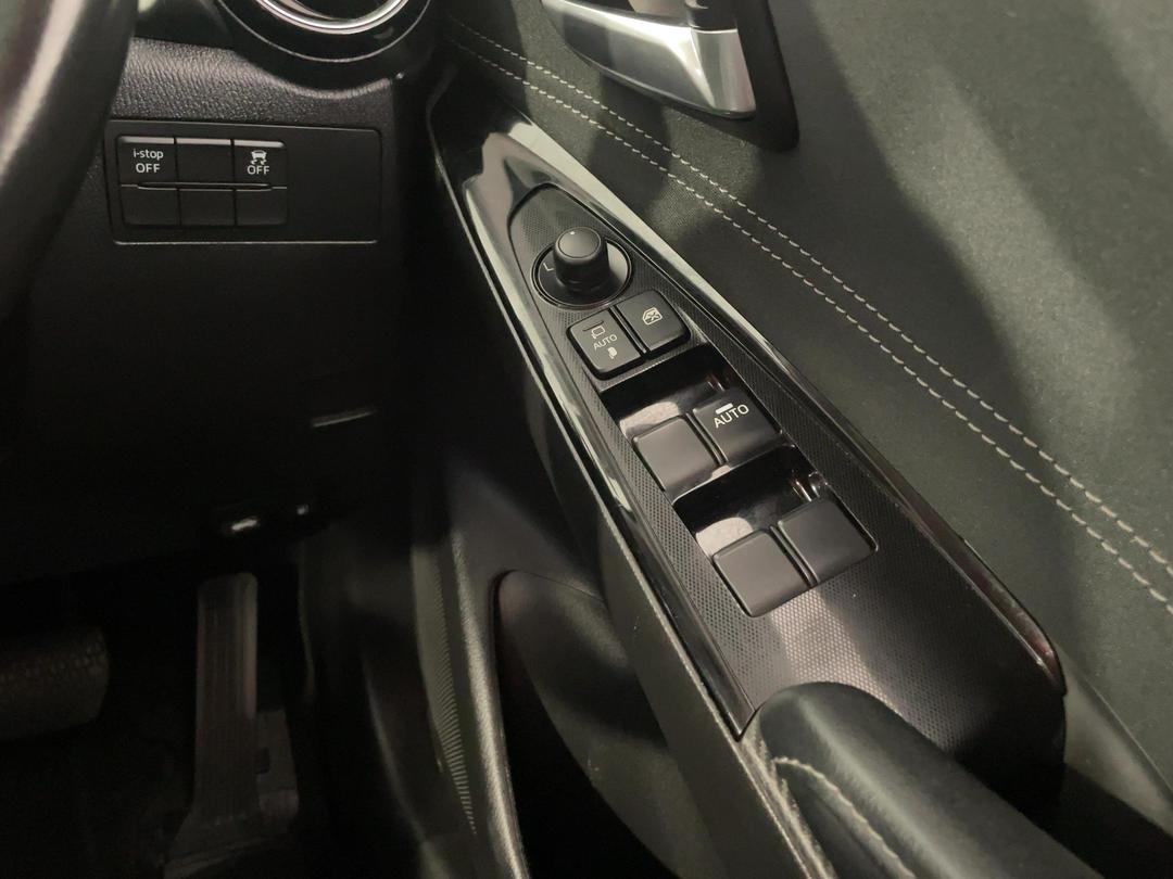 Photo '27' of Mazda Mazda2
