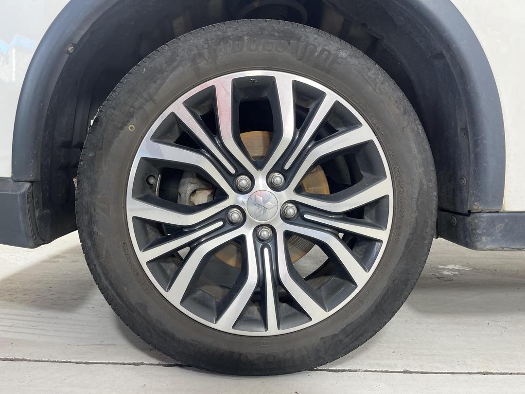 Photo '8' of Mitsubishi Outlander LS