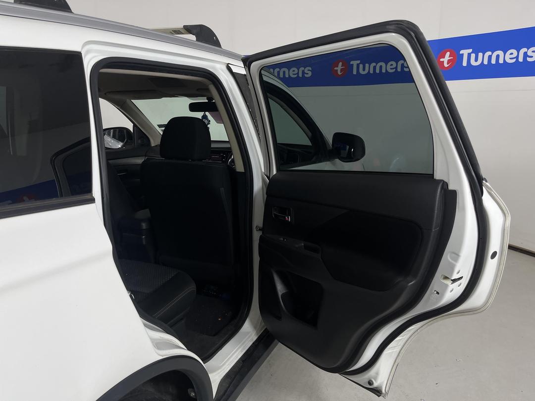 Photo '17' of Mitsubishi Outlander LS