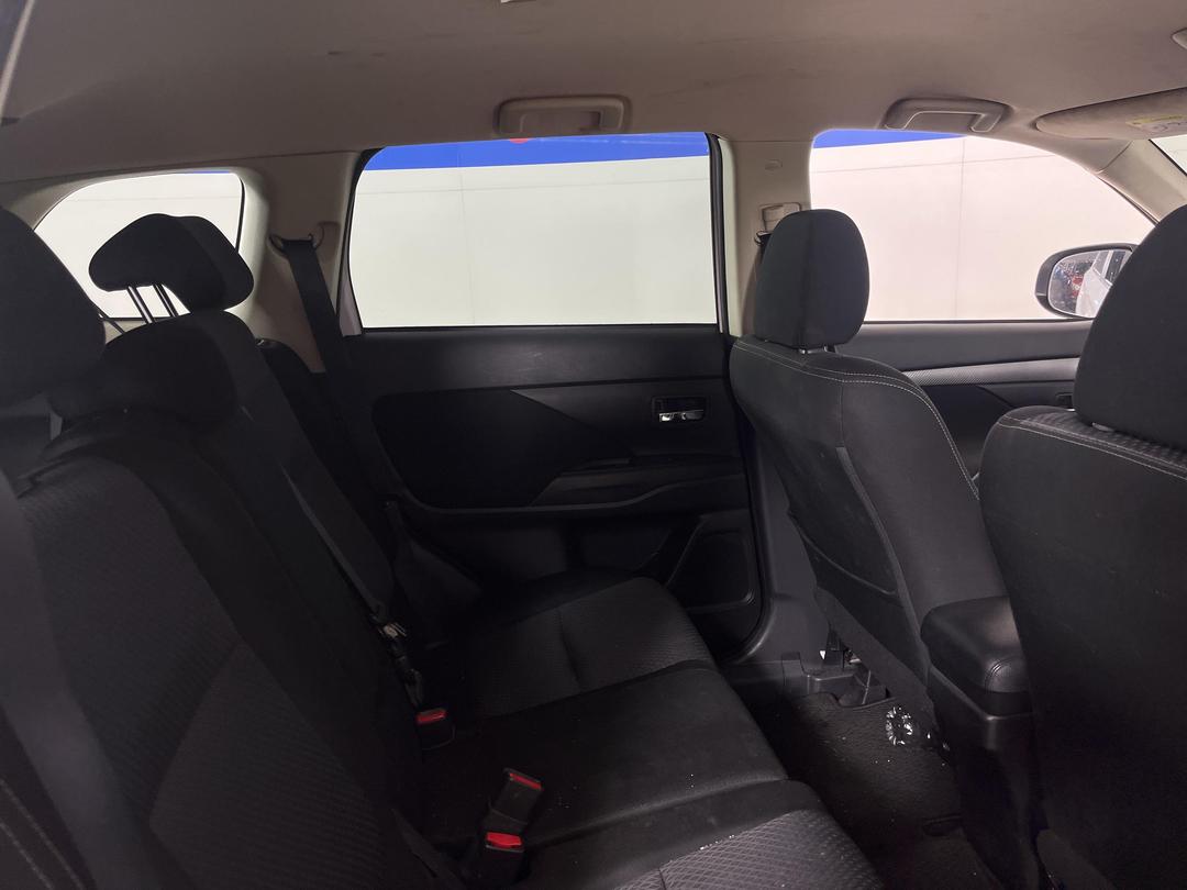 Photo '18' of Mitsubishi Outlander LS