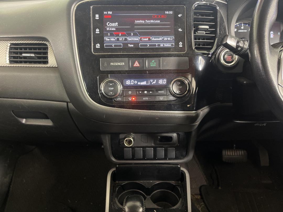 Photo '16' of Mitsubishi Outlander LS