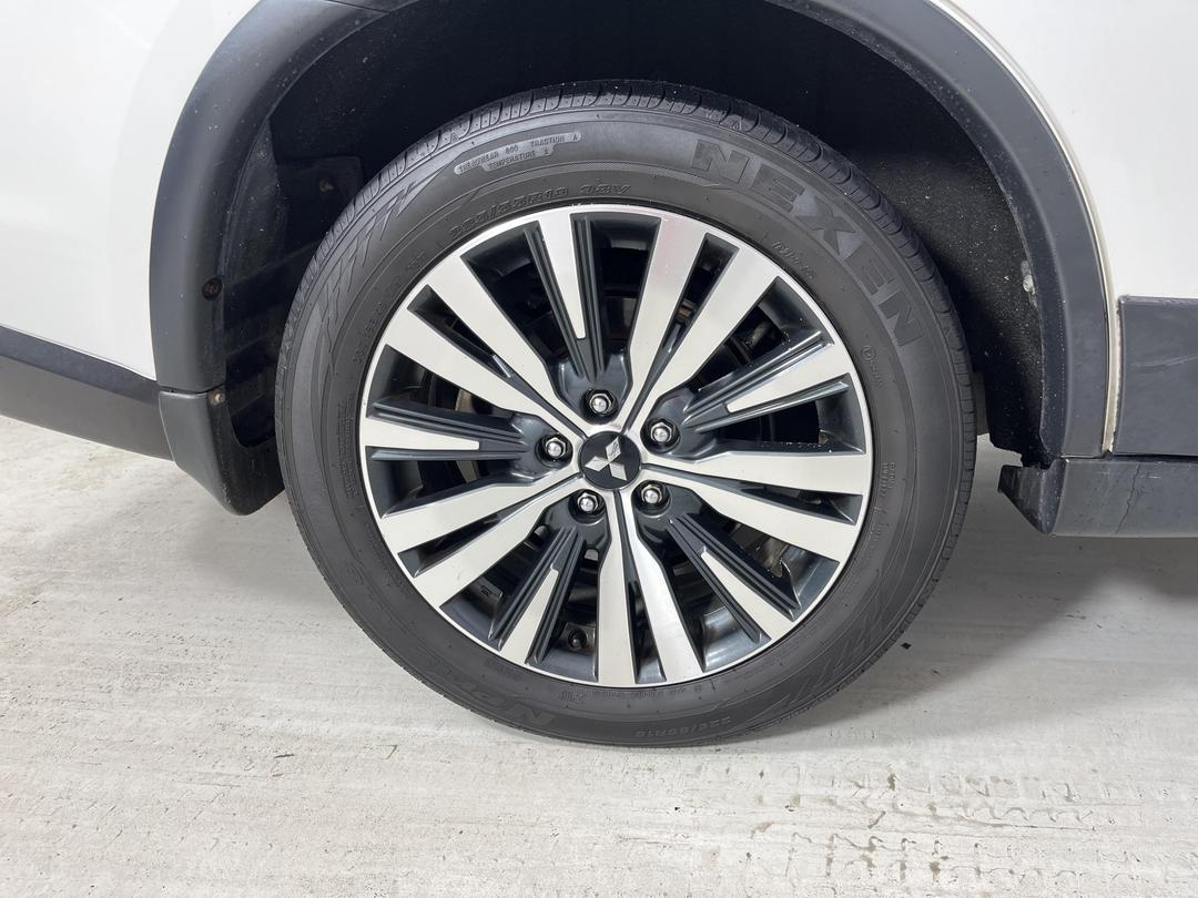 Photo '12' of Mitsubishi Outlander