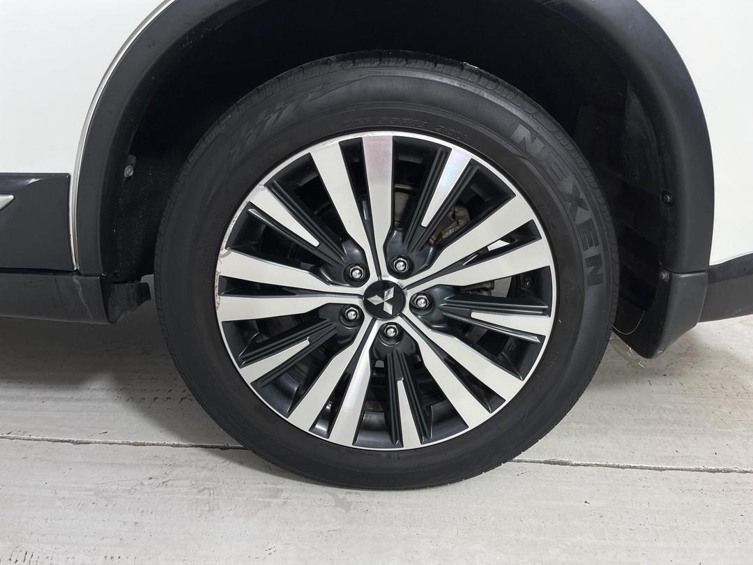 Photo '11' of Mitsubishi Outlander