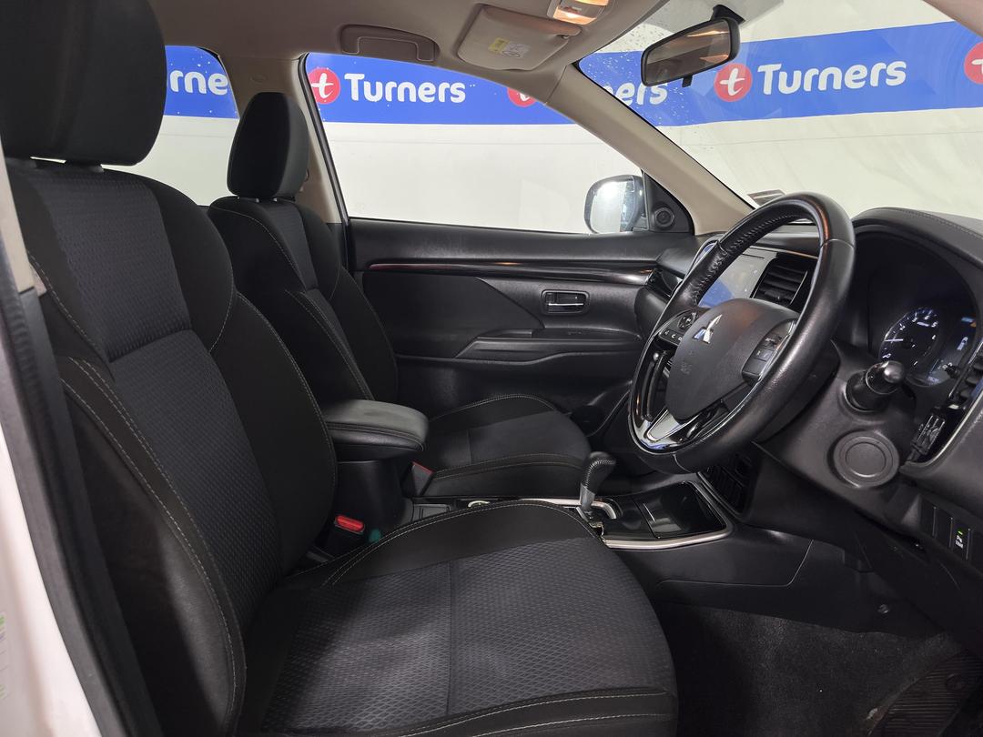 Photo '16' of Mitsubishi Outlander