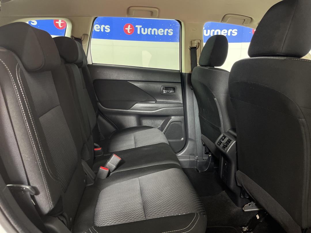 Photo '20' of Mitsubishi Outlander